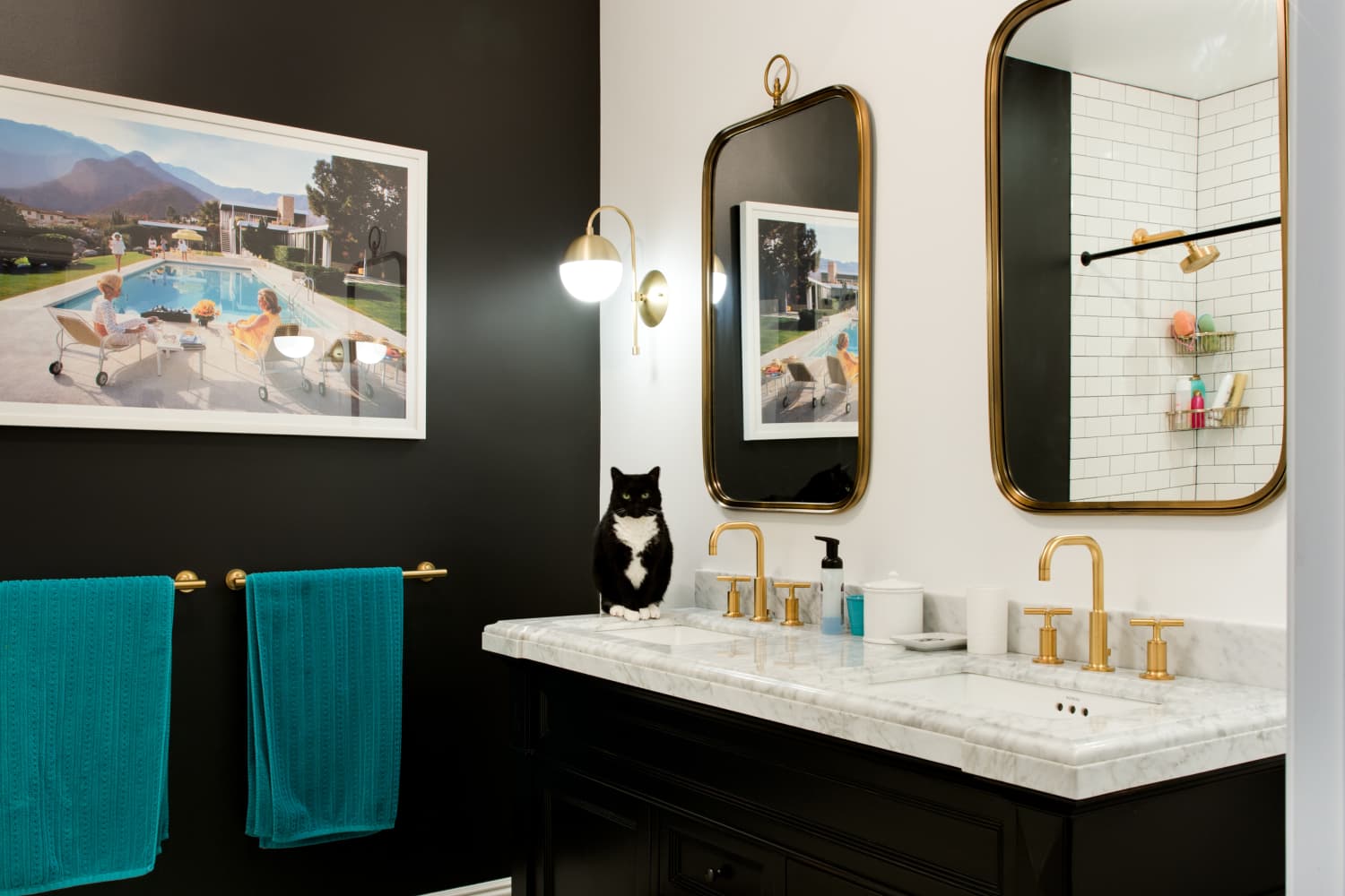 What Color Towels for Black & White Baths? Bold Choices!